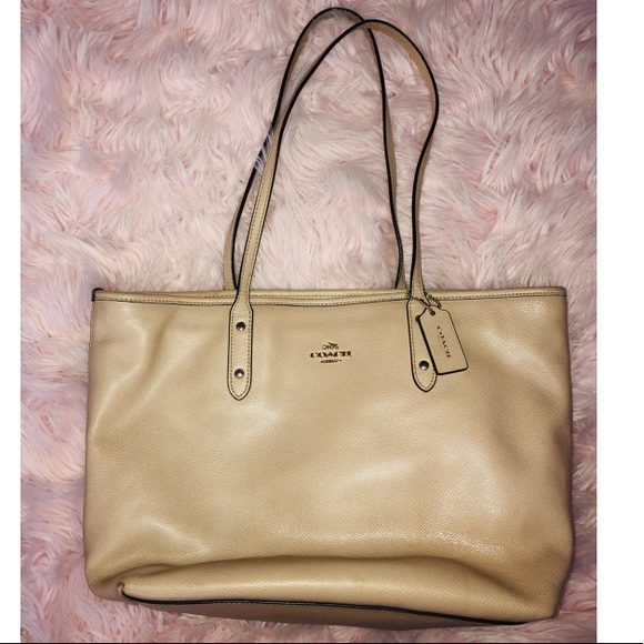 Coach Handbags - Coach shoulder bag.